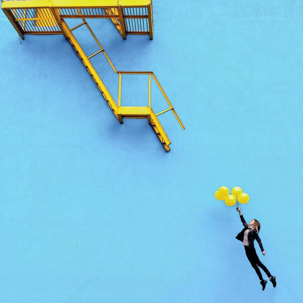 vrouw met ballonnen en trap