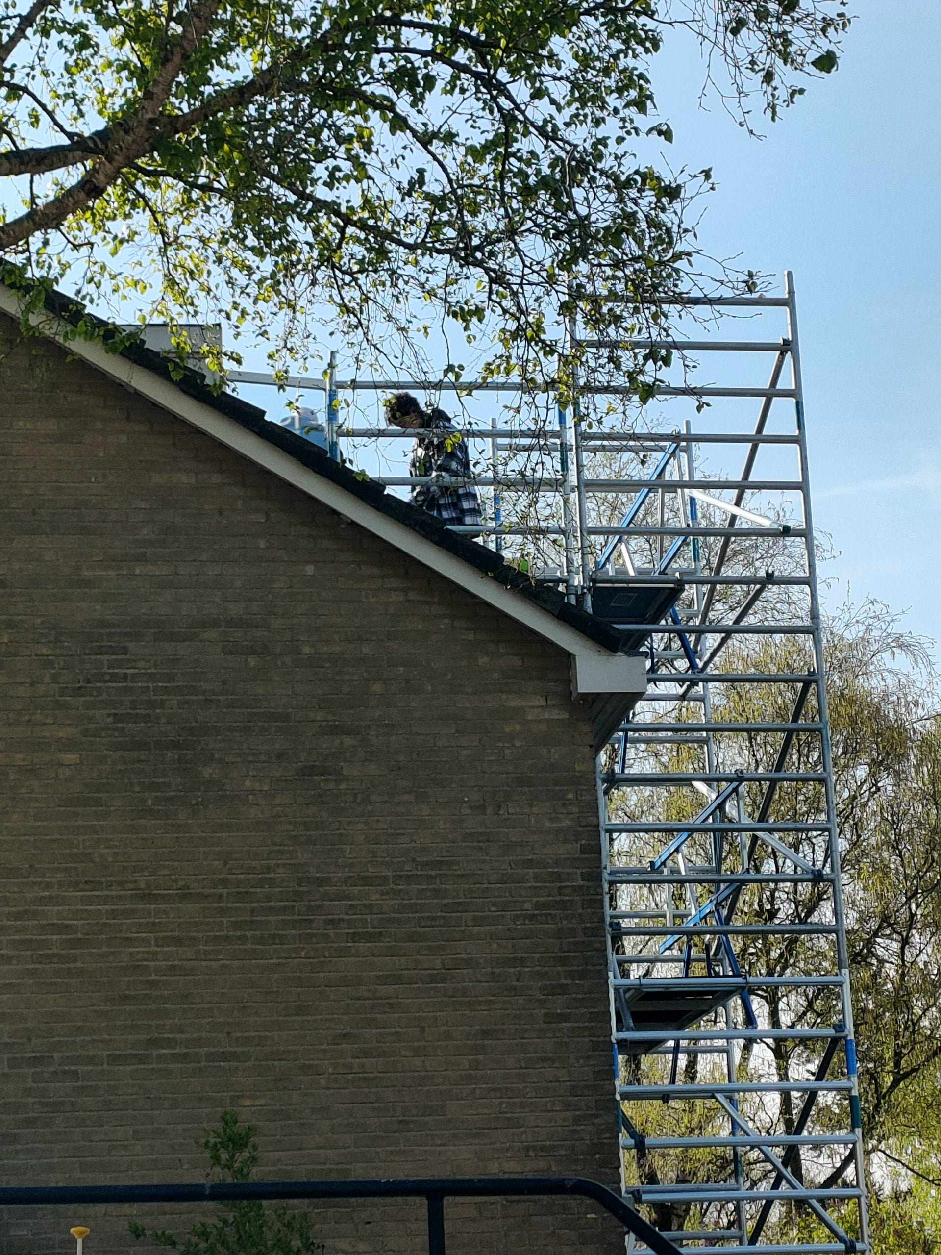 Steiger voor huis met mensen