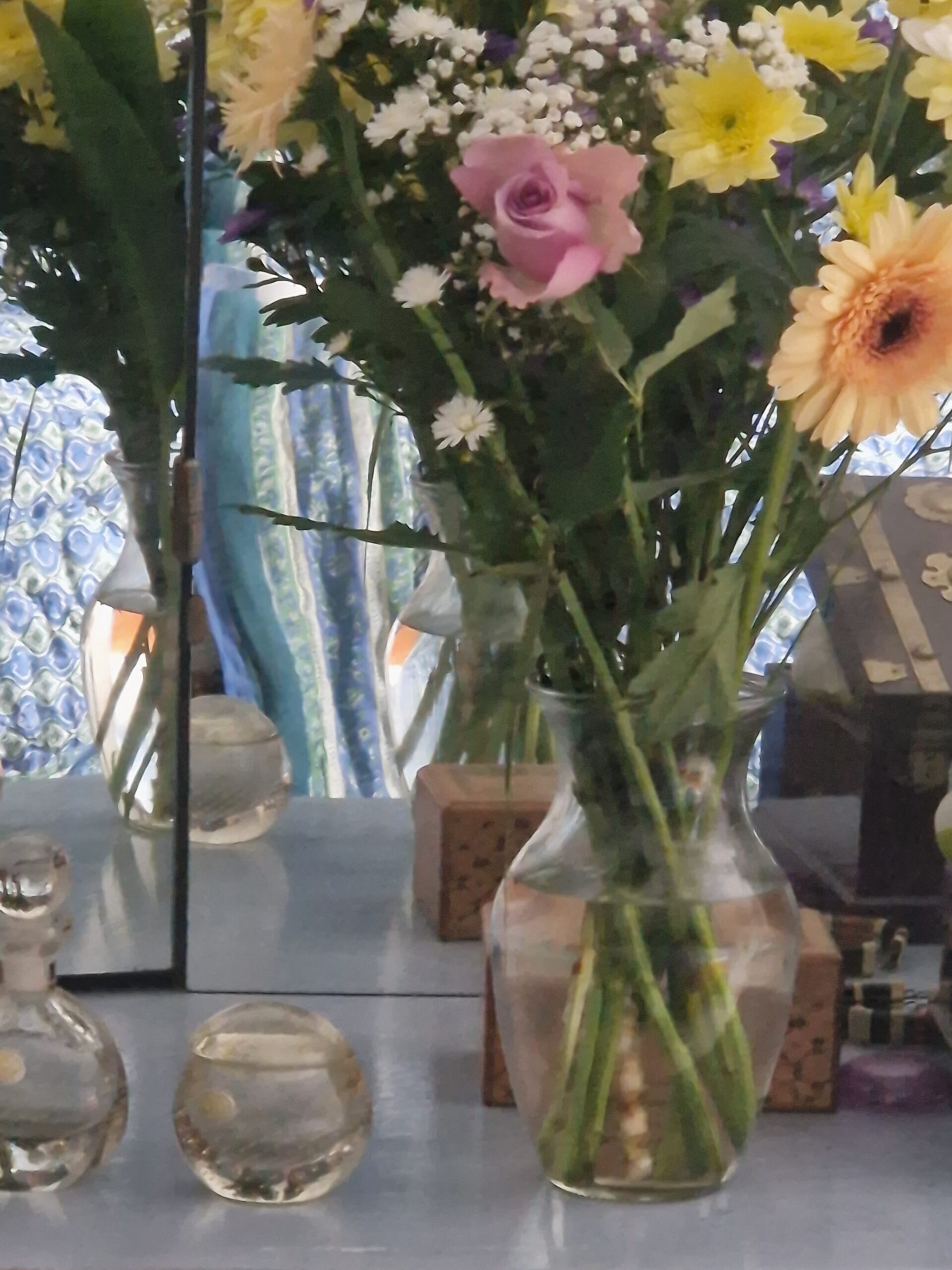 Bos bloemen op nachtkastje