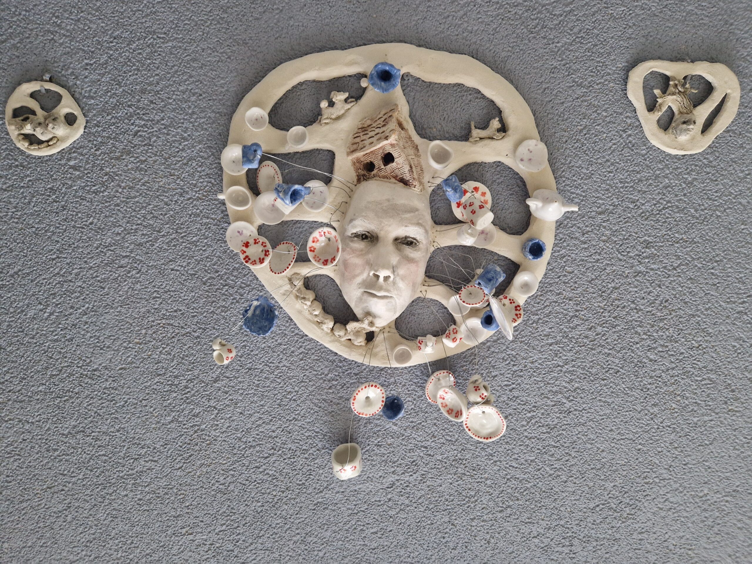 Keramische relief van gezicht