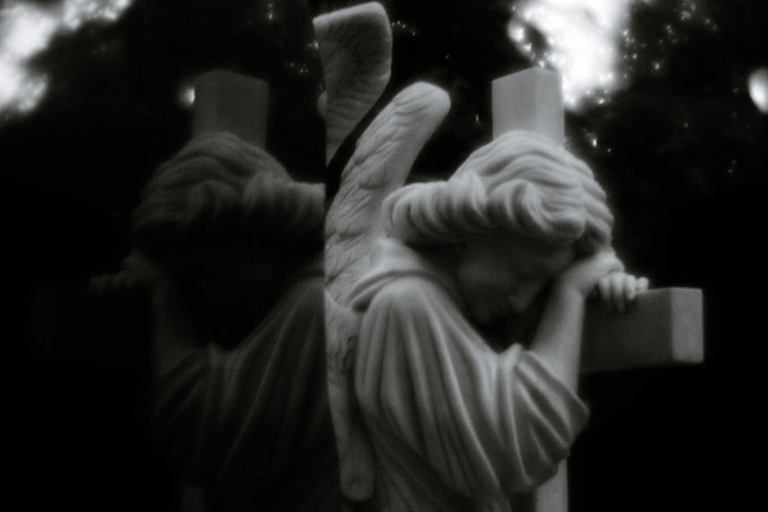 Stenen engel in rouw